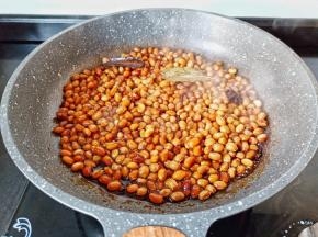 炖至黄豆熟透开大火收汁。