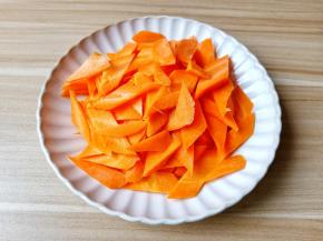 胡萝卜斜着切段再切成菱形状。