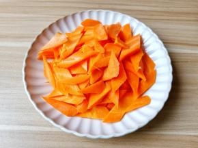 胡萝卜斜着切段再切成菱形状。