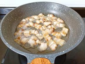 锅里放一点点油放五花肉翻炒至卷边。