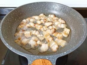 锅里放一点点油放五花肉翻炒至卷边。