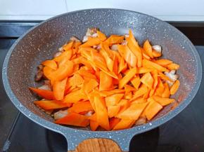 放入胡萝卜薄片翻炒。