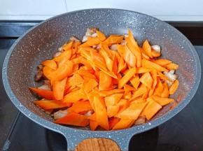 放入胡萝卜薄片翻炒。