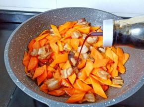 待胡萝卜边软一点加生抽、盐调味。