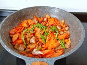 出锅前加点鸡精与葱段拌均匀。