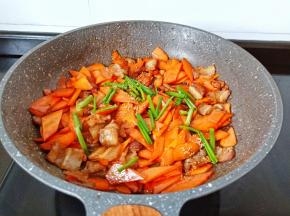 出锅前加点鸡精与葱段拌均匀。