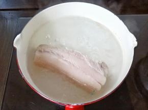 五花肉冷水下锅焯水五分钟。