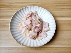 五花肉尽量切薄片。