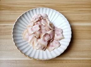 五花肉尽量切薄片。
