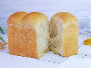 掰开一个，松软可口又拉丝。