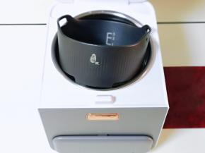 首先将臻米脱糖蒸汽饭煲内胆清洗干净，再将滤糖甄放回机体中。