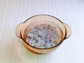 将黑米与大米混合，淘洗干净。