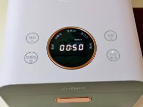 将脱糖饭煲连接电源，选择功能键，按的第一下就是煮粥的功能，这时它会挑出00:50。