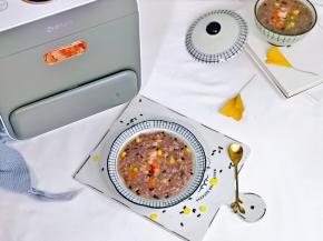 把饭煲搬上餐桌，盛粥方便～～
