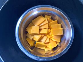 南瓜切片蒸熟蒸软