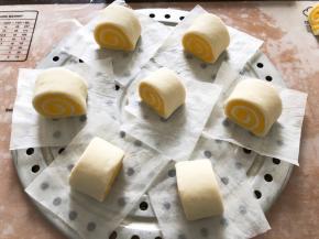 放入蒸锅中静置半小时，冷水下锅，水煮开关中小火蒸10到13分钟左右