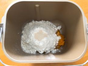 南瓜面团全部材料放入面包机中和面