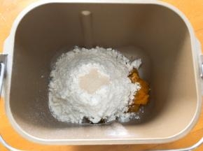 南瓜面团全部材料放入面包机中和面