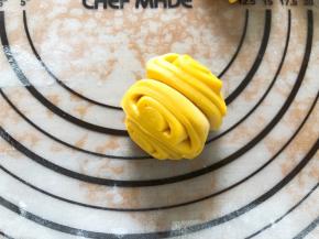 两头向下面卷，捏紧