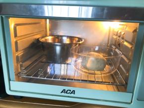 放入烤箱中发酵，开启烤箱发酵功能，放一碗热水增加湿气