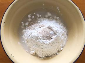 白色面团全部材料放一起，