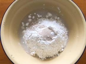 白色面团全部材料放一起，