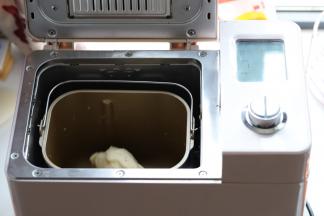 将除黄油以外的所有材料放入面包机桶内，以东菱6D为例，先转动按钮至和面程序，时间设置20分钟。