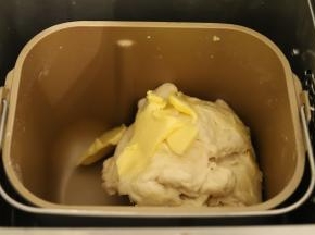 当揉面剩余时间为10分钟的时候放入黄油，继续揉面。