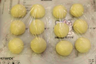 面团平均分成12等份，搓圆，盖上保鲜膜醒面15分钟。