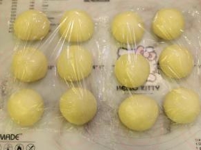 面团平均分成12等份，搓圆，盖上保鲜膜醒面15分钟。