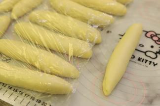 依次卷成橄榄型，再搓成长条。