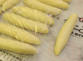 依次卷成橄榄型，再搓成长条。