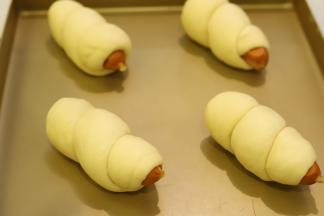 围绕脆肠仔卷好（表面可以刷少许的蛋黄液）。