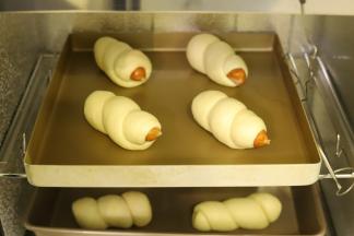 将做好的肠仔包放入烤盘，发酵箱设置温度为35度，湿度80度，时间30分钟。