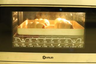 烤箱预热180度，上下火中层烘烤15分钟左右。