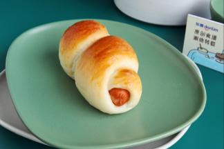 出炉后的面包移至晾架上，放至温热（大概为20分钟左右）装入保鲜袋里密封保存。