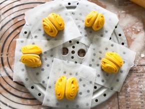 放入蒸锅中静置半小时，冷水下锅，水煮开关中小火蒸10到13分钟左右