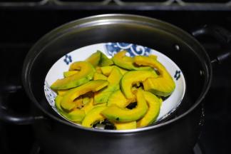 南瓜去皮，去瓢，切成薄片，大火蒸熟。