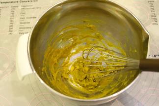 取出南瓜，用打蛋器拌成泥状。