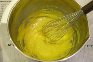 加入玉米油，手动打蛋器搅拌均匀。