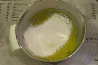 筛入低筋面粉，拌成无干粉。