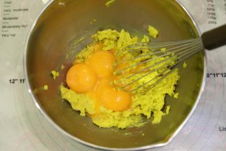 蛋黄和蛋清分离，蛋黄加入面糊内，蛋清磕入无油无水的打蛋盆内，放入冰箱冷冻备用。