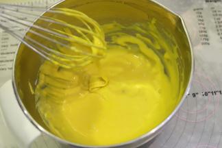 混合好蛋黄糊。