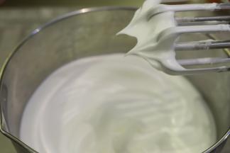 先预热烤箱170度，蛋清加入几滴柠檬汁，细砂糖分3次加入蛋清内，打发至干性状态。