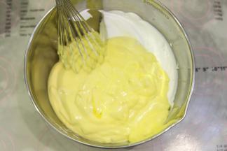 蛋黄糊和蛋白分3次用翻拌的手法混合均匀，翻拌成细腻无明显气泡的蛋糕糊。