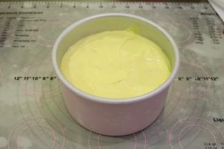 倒入6寸加高圆形蛋糕模内，轻震两下。