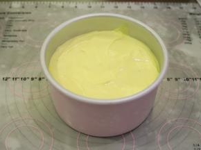 倒入6寸加高圆形蛋糕模内，轻震两下。