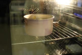 烤箱设置上火为170度，下火为160度，烘烤时间为35-38分钟（温度和时间只供参考，要结合自家的烤箱做适当的调整）