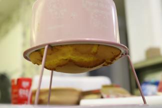 出炉轻震两下后倒扣放凉。