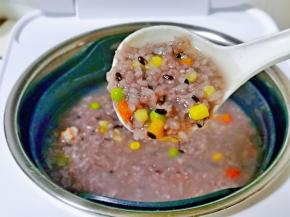 软香糯可口的虾仁时蔬黑米粥登场了呦～